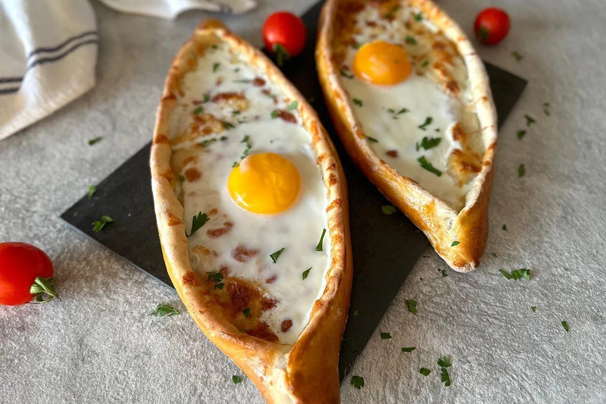 Yumurtalı Pide Tarifi – Anadolu Sofralarının Geleneksel Enerjisi